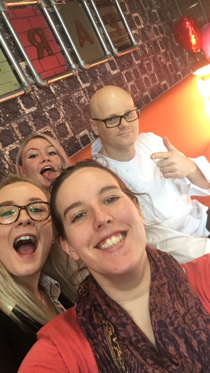 larnie_moles's tweet photo. Casually met Heston today at the #EastParkDeli !! https://t.co/vaTENkSyj4