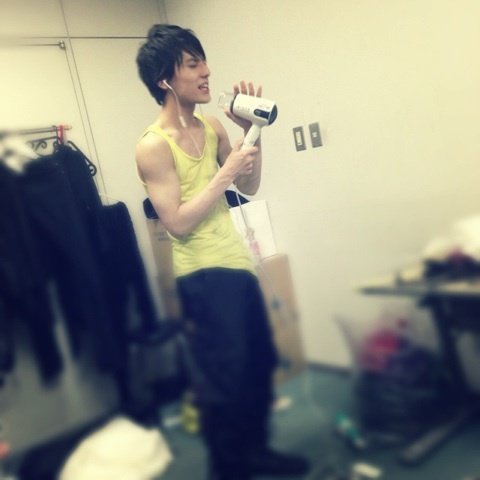 さて、ここで問題！
この足。誰の足でしょう？？

今朝の問題の答えは！
ユースケでしたー！！！

(2014/01/27 カイブログ)