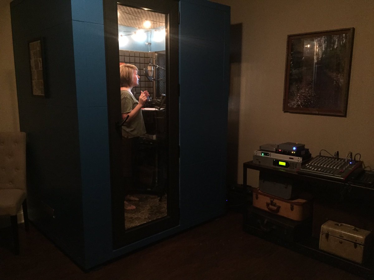 KB_Voiceovers's tweet photo. Love having @littlelisabiggs in the @Studiobricks this morning! #VOFamily #VoxyLadies #VO #recording #audio https://t.co/Wz5E6VZeAV