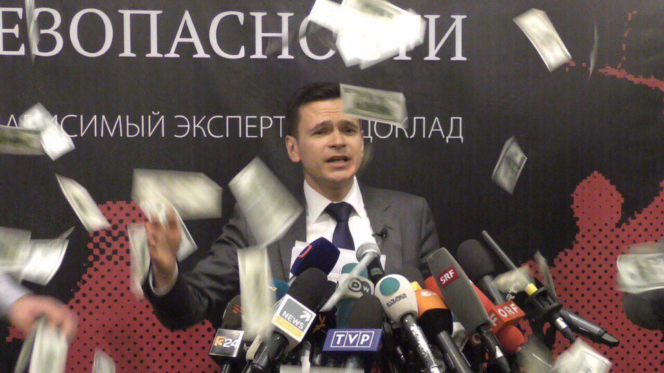На презентации доклада  Яшина «Угроза национальной безопасности» политик принял душ из Американской валюты!!