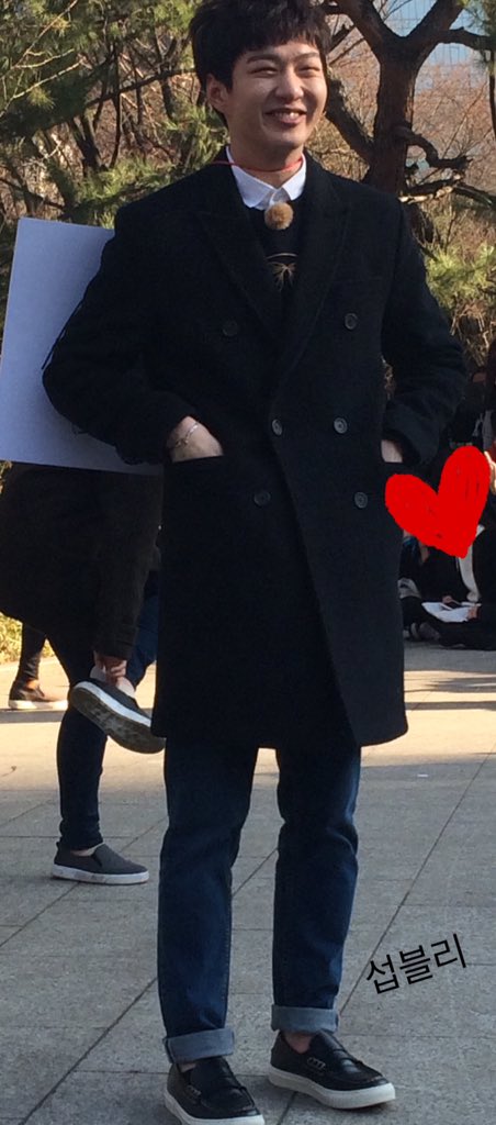 Cb6I4_KUYAAmvZh.jpg:large