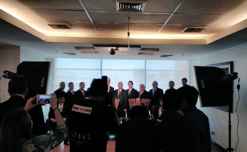 QuestWorksAsia's tweet photo. BTS of our latest corporate video. Board of Directors Photo Op. #questworks #questworksasia #3drendering #videoprod https://t.co/ldlkYktON2