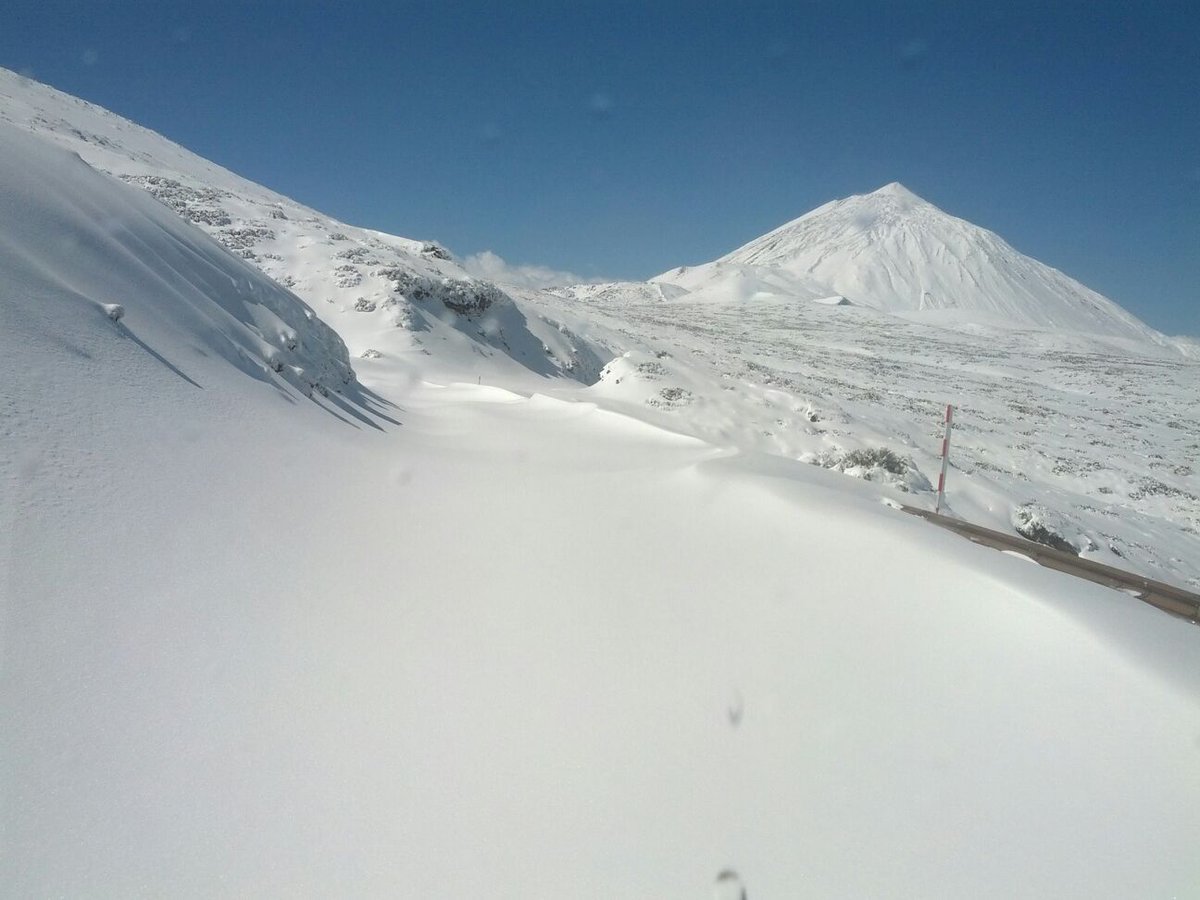 La TF-24 al #Teide bajo un manto blanco   (vía <a href="/VolcanoTeide/">Volcano Teide</a>) (vía <a href="/meteotenerife/">Meteo Tenerife</a>)