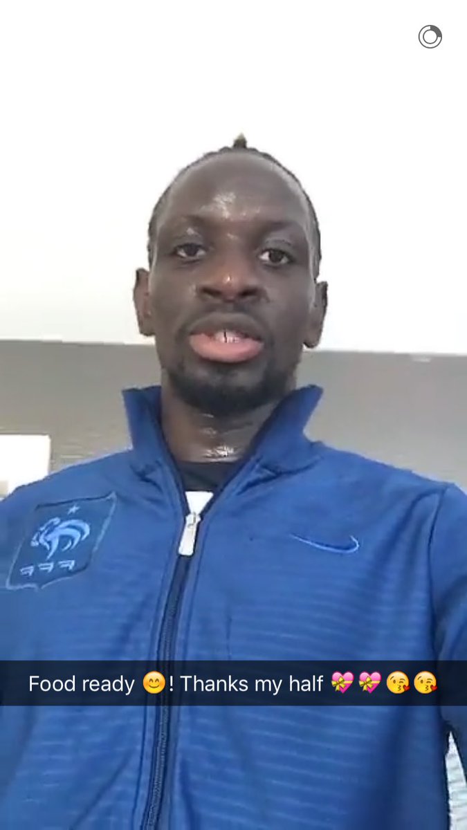 Khalil_McFly's tweet photo. Mort Sakho il rentre du footing transpirant comme un porc, sa meuf lui laisse un steak noir et des pâtes sans sauce https://t.co/3vlC9DMJtO