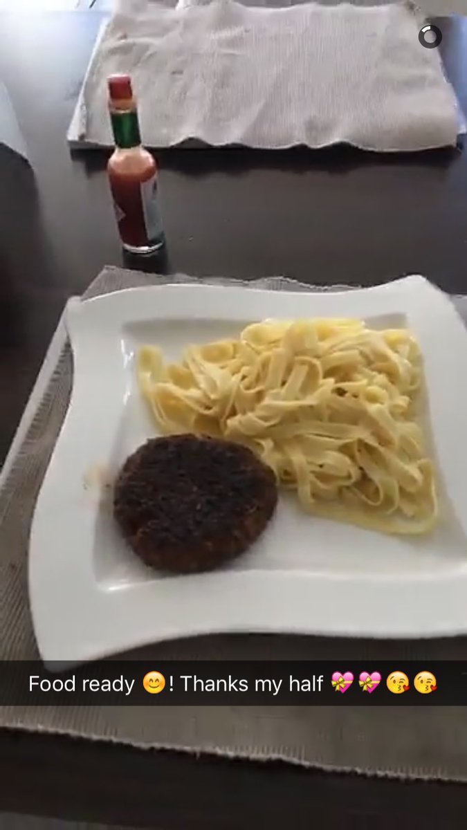 Khalil_McFly's tweet photo. Mort Sakho il rentre du footing transpirant comme un porc, sa meuf lui laisse un steak noir et des pâtes sans sauce https://t.co/3vlC9DMJtO