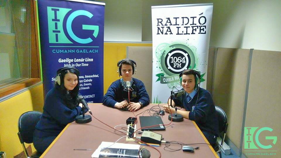 ITTD_CG's tweet photo. Thógamar grúpa daltaí ó scoil áitiúl go dtí @raidionalife chun saol na nGael a thaispeant  doibh #SaolNanGael https://t.co/sHbqhtdz5h