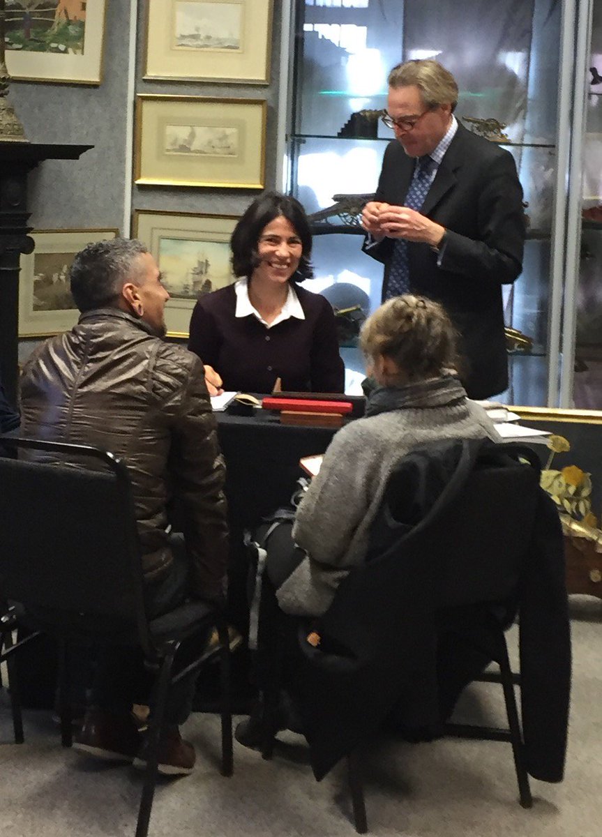 #Valuations #nonstop - #funinthegallery. We are open until 7.30pm for #afterworkvisitors bearing #antiques!
