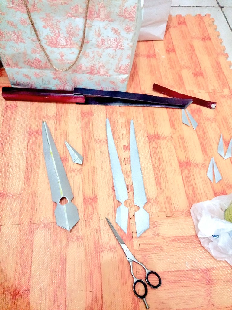 Reached home after shoot, back to costume repairing~
PS: got the pretty paperbag from a nice SG guy XD