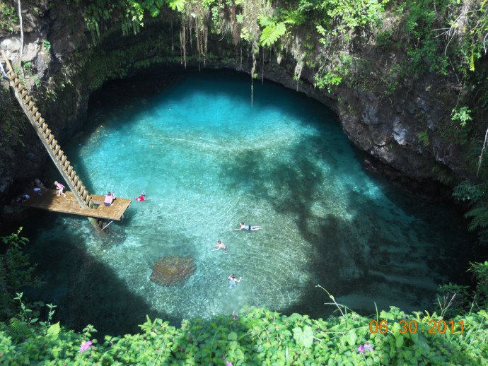 roftman1's tweet photo. 南太平洋のサモア島／ウポル島南岸にある天然プール『To Sua Ocean Trench（トスア・オーシャントレンチ ）』も、知る人ぞ知る世界の秘境です！☆まるで映画の世界です！ https://t.co/1k7cvmPsLG