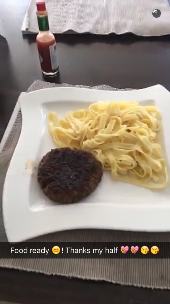 Loup2LaClasse's tweet image. J'suis mort, au vu de l'assiette Mamadou Sakho il a épousé une meuf de Twitter apparemment