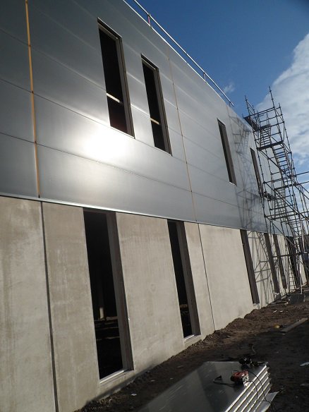 ConcrexBV's tweet photo. Bekijk de voortgang bij @AlfasanNL. De gevelbeplating en dakbedekking worden aangebracht. https://t.co/ovxSOCjMWE https://t.co/Z2XEwuV1d4