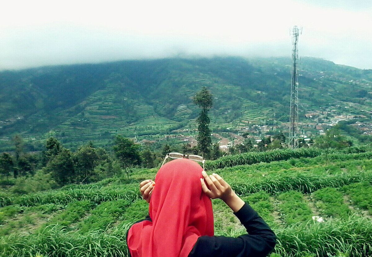 Zumika25's tweet photo. Sisa tetesan hujan temaniku malam ini, ceritakan tentangmu siang tadi, yg kudengar, ku pura-pura tak mendengar :) https://t.co/CVYC5K2bqm