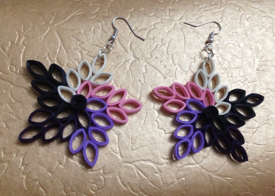 TC_HandsAtWork's tweet photo. Quilled Earrings https://t.co/JEjC1Sz6Bn