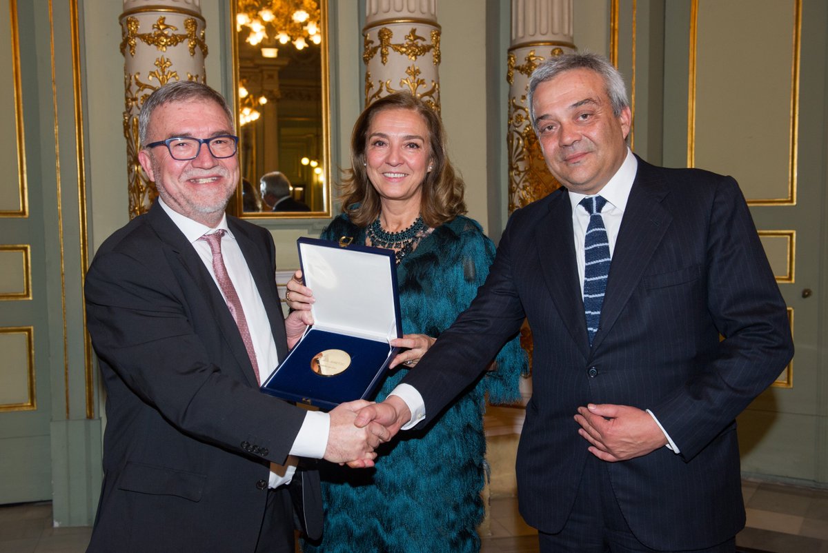 AMETIC_es's tweet photo. Coincidiendo con #MWC16 @AMETIC_es concede su Medalla de Oro a Mateo Valero @BSC_CNS https://t.co/45wXCr3eKS https://t.co/KkW3TRgwch