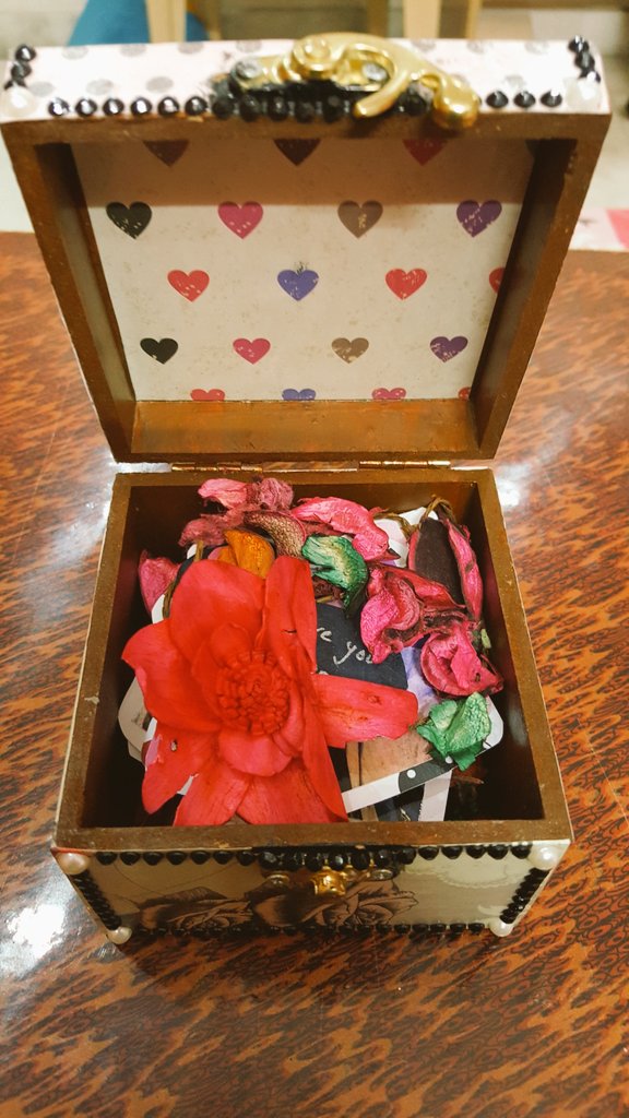 TC_HandsAtWork's tweet photo. #Handmade #SurprisePhotoBox https://t.co/u8jxHgufoP