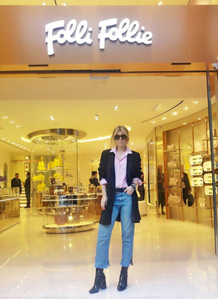 Μία λαμπερή fashionista, η <a href="/nefeligeorgala/">Nefeli Georgala</a>, ποζάρει έξω από το πιο λαμπερό κατάστημα, επί της Ερμού 19. <3