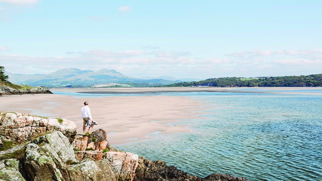 visitwales's tweet photo. #Wales is @finnbeales studio. Instagram is his canvas: https://t.co/vcAlyycxT0 https://t.co/p52xm86J5J