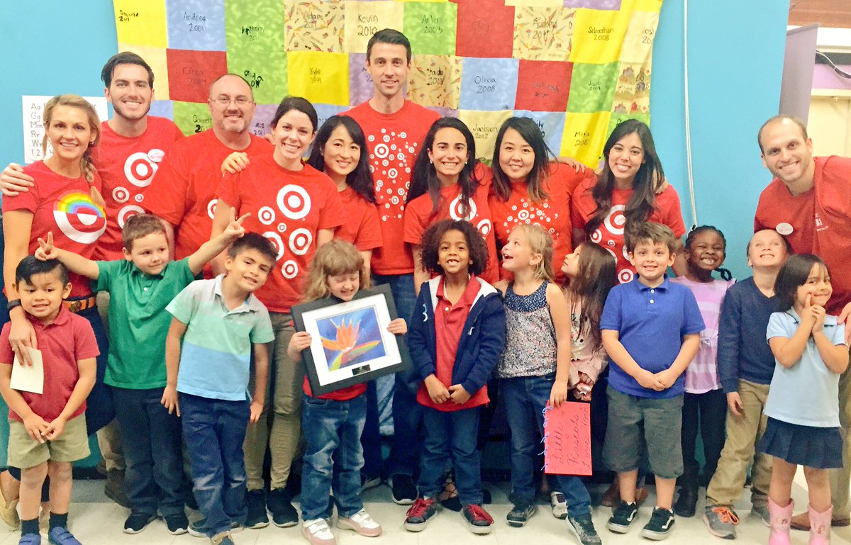 D202 HR team in action at the Boys&amp;Girls Club! ♥️ #targetvolunteers #bestincommunity <a href="/NicoletteSeitz/">Nicolette</a> <a href="/damientlennon/">Damien Lennon</a>