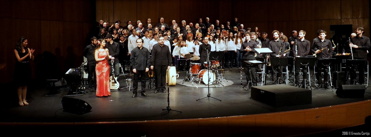bigbandgsd's tweet photo. Todas las entradas vendidas y público que no pudo acceder al teatro con un aforo de 1007 butacas.
Gracias a todos!! https://t.co/EvvWrl3FO4