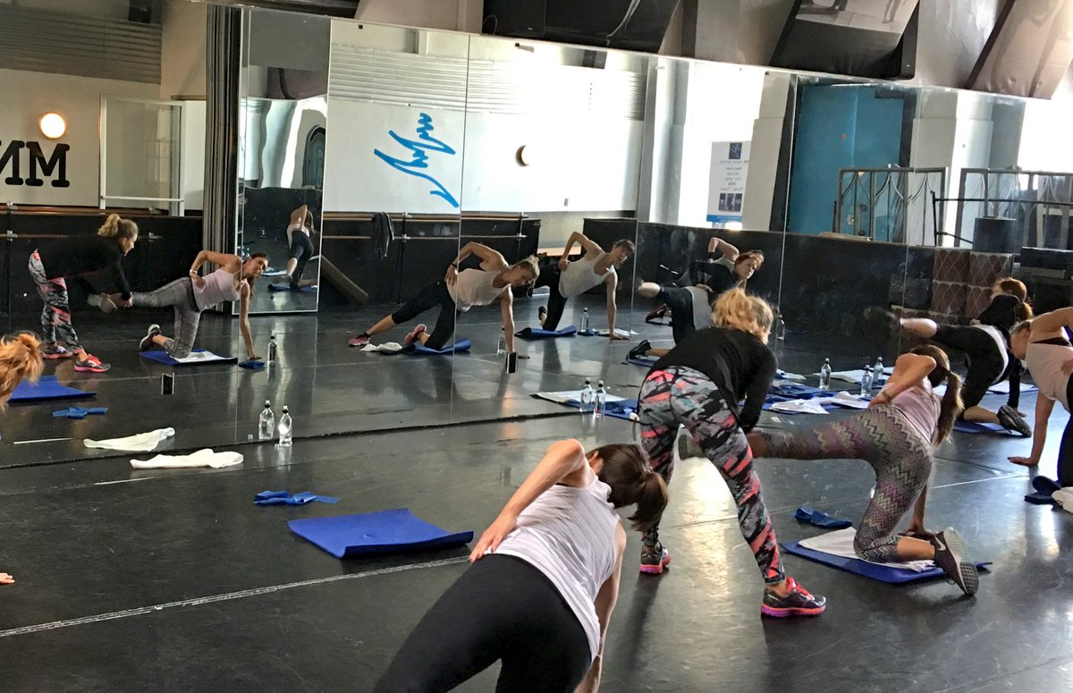 TheAnnaKaiser's tweet photo. Get those gluts #ENGAGED! #LAintensive #PartyPants @Fabletics #LAintensive https://t.co/A5p4TfDWBB