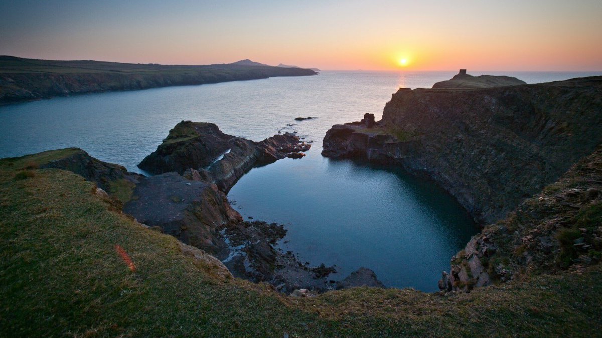 NTCymru_'s tweet photo. You know spring is on its way when it's still light at 5pm and you get to enjoy amazing sunsets like this #Wales https://t.co/7EtJfjZSjz