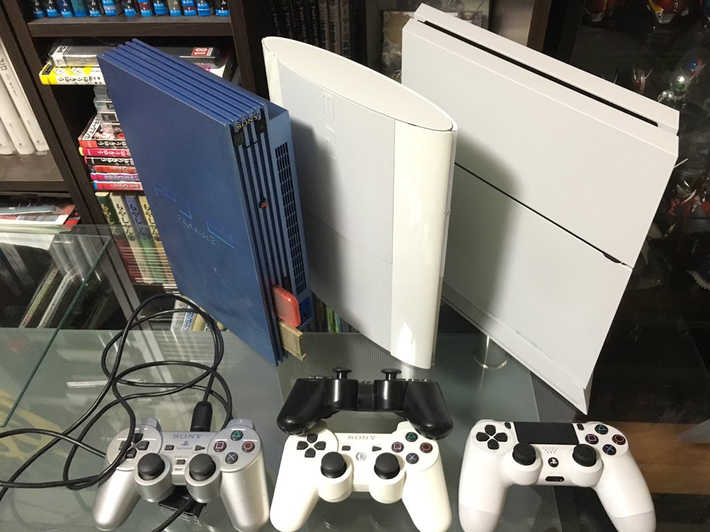 はるひぼう ヅダ研究家 Twitterren ついに Ps4買ったゾ 最初に買ったps3の色とは逆のホワイト ってことで 歴代psを並べて見た Ps1と40gbのps3は実家で眠ってる 因みにソフトは間に合わなかったので Ps4は漬物石として使います T Co Rs7mzqopce