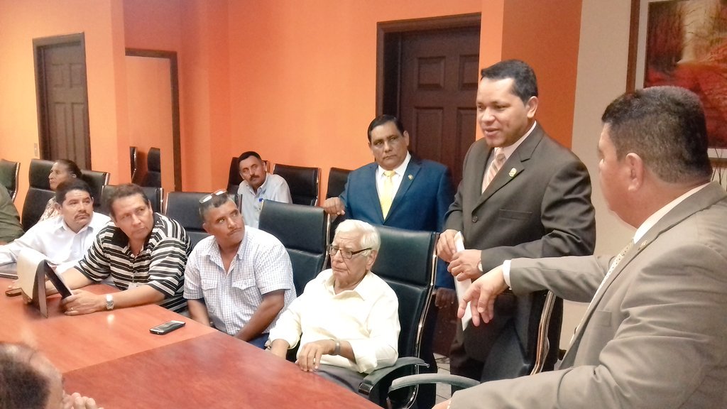 GANAOFICIAL's tweet photo. Diputado #LorenzoRivas #Cabañas donde también hay productores de caña -en menor escala-,escucha a afectados #Injiboa https://t.co/6iAyt77bJl
