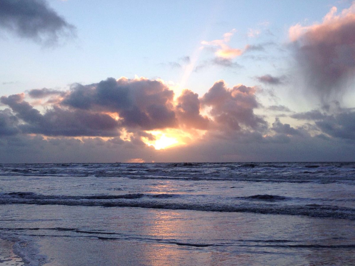 Koud, maar wel genieten van de pastelkleuren op het #strand van #Noordwijk #zonsondergang #zonopzononder #sunset