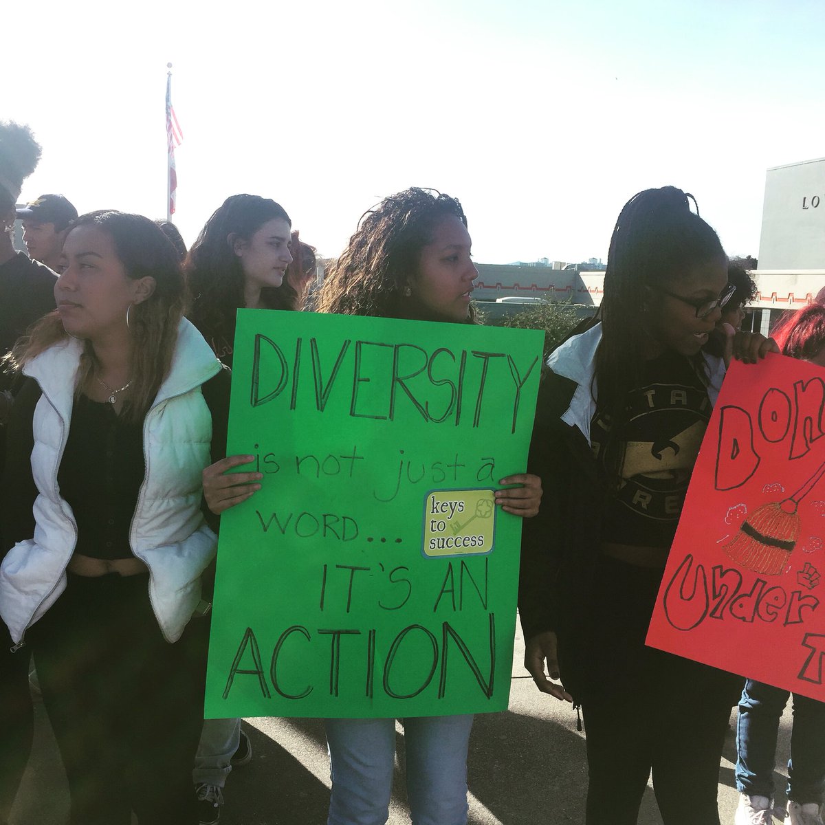 tigerbeat's tweet photo. 20 Lowell students walk out @thelowell https://t.co/lRQeZorWGu #BlackMindsMatter #BlackAtLowell #last3percent #bhm https://t.co/hzKwv5ZAg9