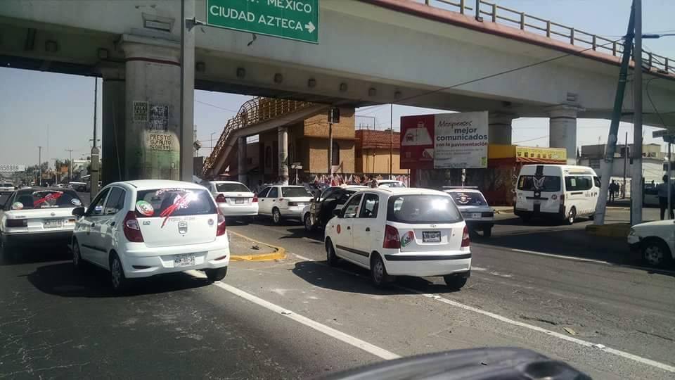 ddmexico's tweet photo. Transportistas, taxistas, combis y microbuses bloquean #AvCentral a la altura de #AvR1 ambos sentidos, Vía @OpEsMx https://t.co/InLiy1j3yS