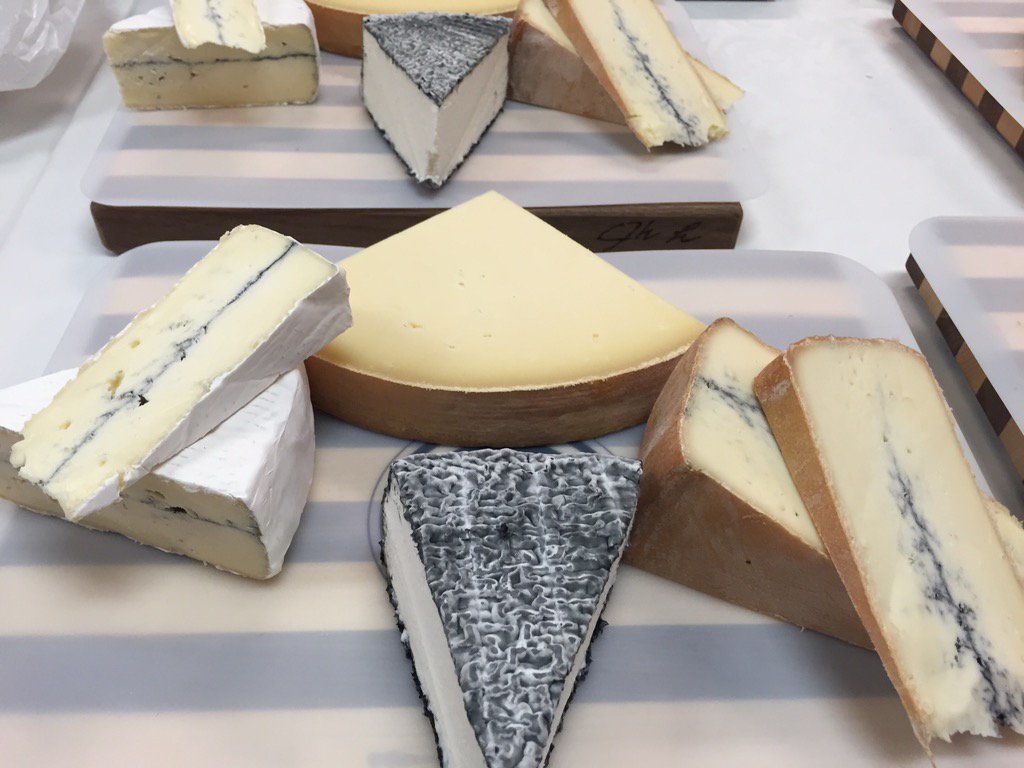 AmourTradition's tweet photo. Prêts pour la soirée FOus du fromage Montréal ! @FromagesCDA  @GuideDebeur https://t.co/4FLh8VYRX7