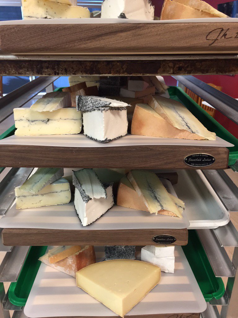 AmourTradition's tweet photo. Prêts pour la soirée FOus du fromage Montréal ! @FromagesCDA  @GuideDebeur https://t.co/4FLh8VYRX7