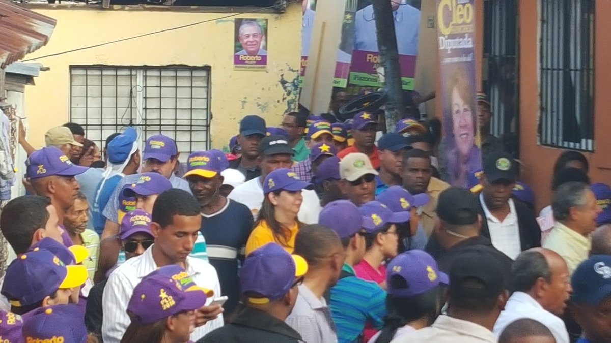 LirianoOmar's tweet photo. #RobertoEnLasFlores los callejones repletos de gente y entusiasmo: un pueblo unido con su Alcalde https://t.co/HZ4nYxeMhb