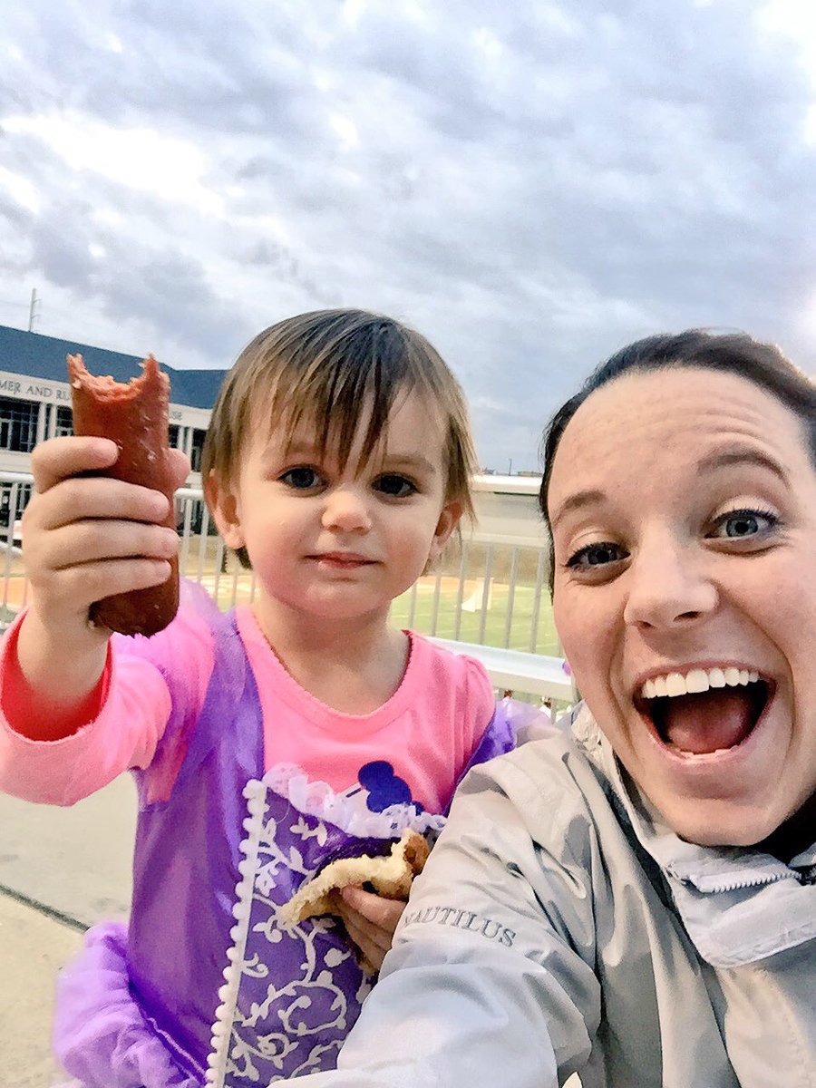 allieware22's tweet photo. Who doesn't love an @oscarmayer hot dog?!? #NoBunNeeded https://t.co/FiXcPz4Cct