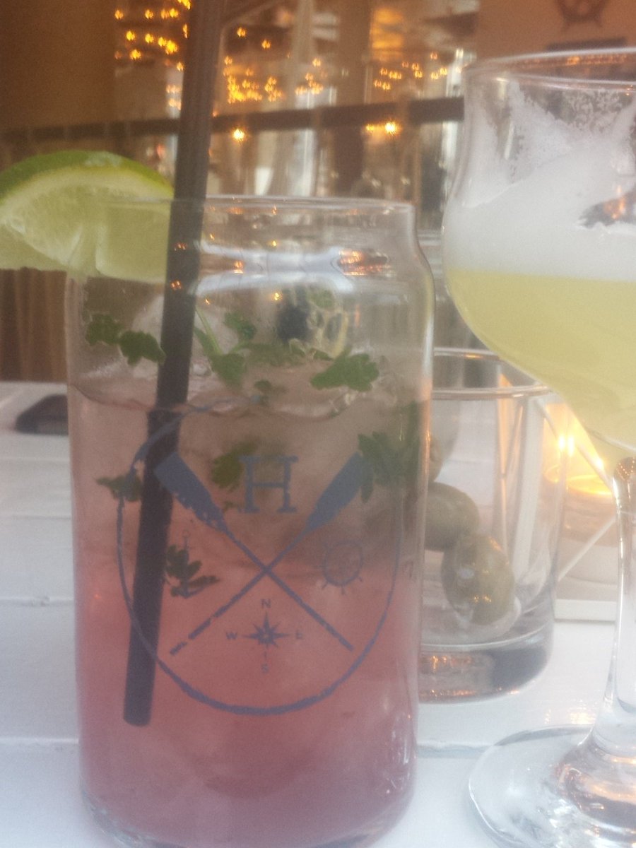 TasterChicago's tweet photo. Loving @HamptonSocialCH 1/2 priced cocktails #happyhour #afterworkdate https://t.co/OPDGKwuctr