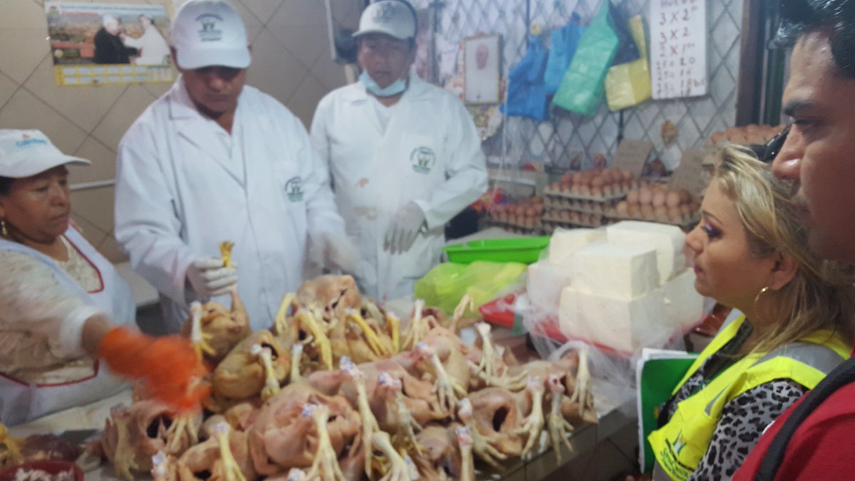 SmdcMunicipal's tweet photo. PLAN CARNAVAL LIMPIO Comerciantes serán cautelados por vender carne en mal estado #AlcaldiaSCZ #Carnaval2016 https://t.co/F4whvIjquP