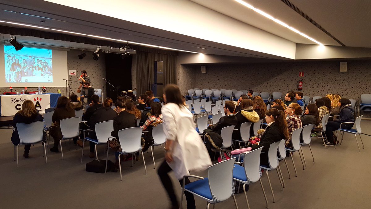 CIFPponferrada's tweet photo. L@s alumn@s de #ciclosFP de Administración han disfrutado la radio en directo con #CimaTour de @radiocima1 #GA #AF https://t.co/B9orB6YMx2