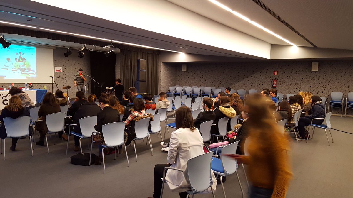 CIFPponferrada's tweet photo. L@s alumn@s de #ciclosFP de Administración han disfrutado la radio en directo con #CimaTour de @radiocima1 #GA #AF https://t.co/B9orB6YMx2