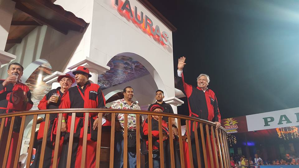 SmdcMunicipal's tweet photo. Alcalde Ing. Percy Fernández, fue aplaudido por los vecinos y vecinas #Carnaval2016 #AlcaldiaSCZ https://t.co/7hUAmW3csG