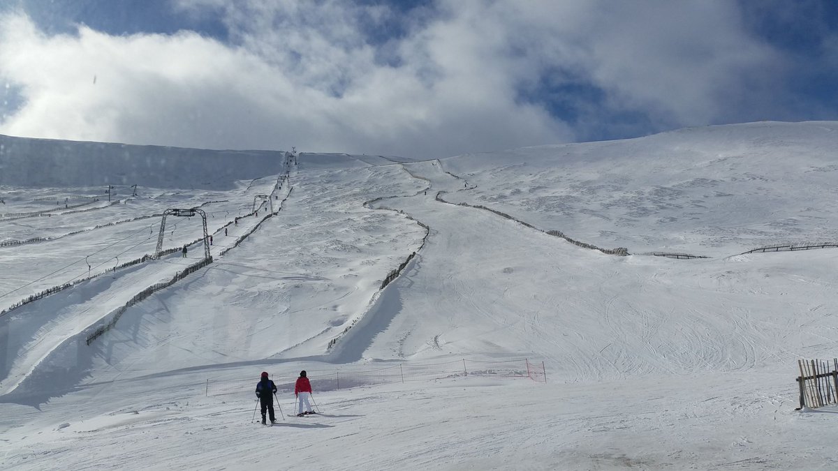 Ed_Ewing's tweet photo. Glenshee midweek.  Great snow, nice weather,  zero queues! https://t.co/XlSSrLnC9n