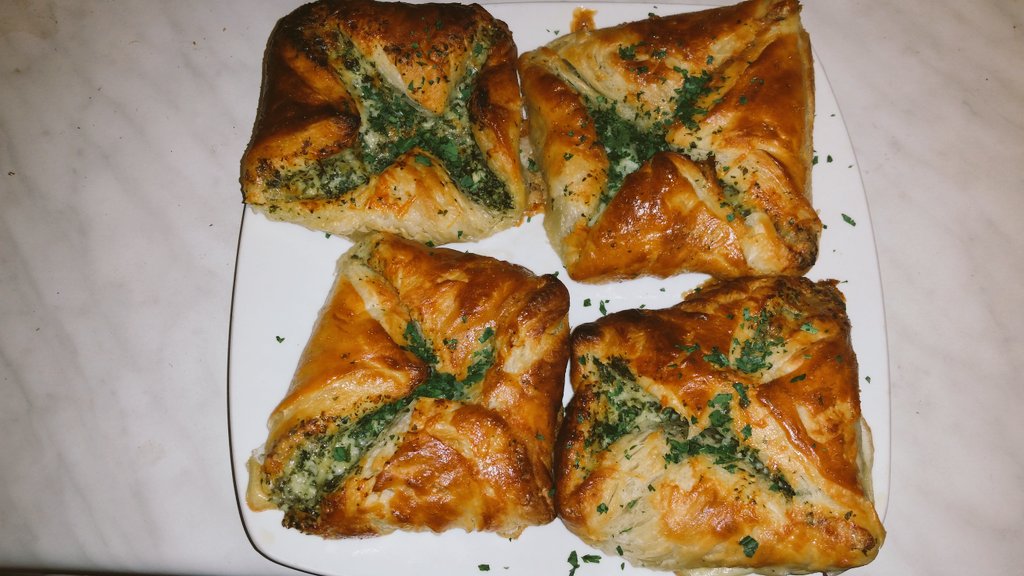 bensKitchenUK's tweet photo. Following the success of my #pesto puff pastry twists, I give you garlic bread #Danish pastries! Side for #Bolognese https://t.co/xhDpPdzLNy