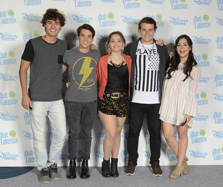 VloversBRNews's tweet photo. @valeriabaroni  atualizou seu ig ontem na estréia de #QueTalento3 com todo o elenco! https://t.co/pen2MycQCQ
