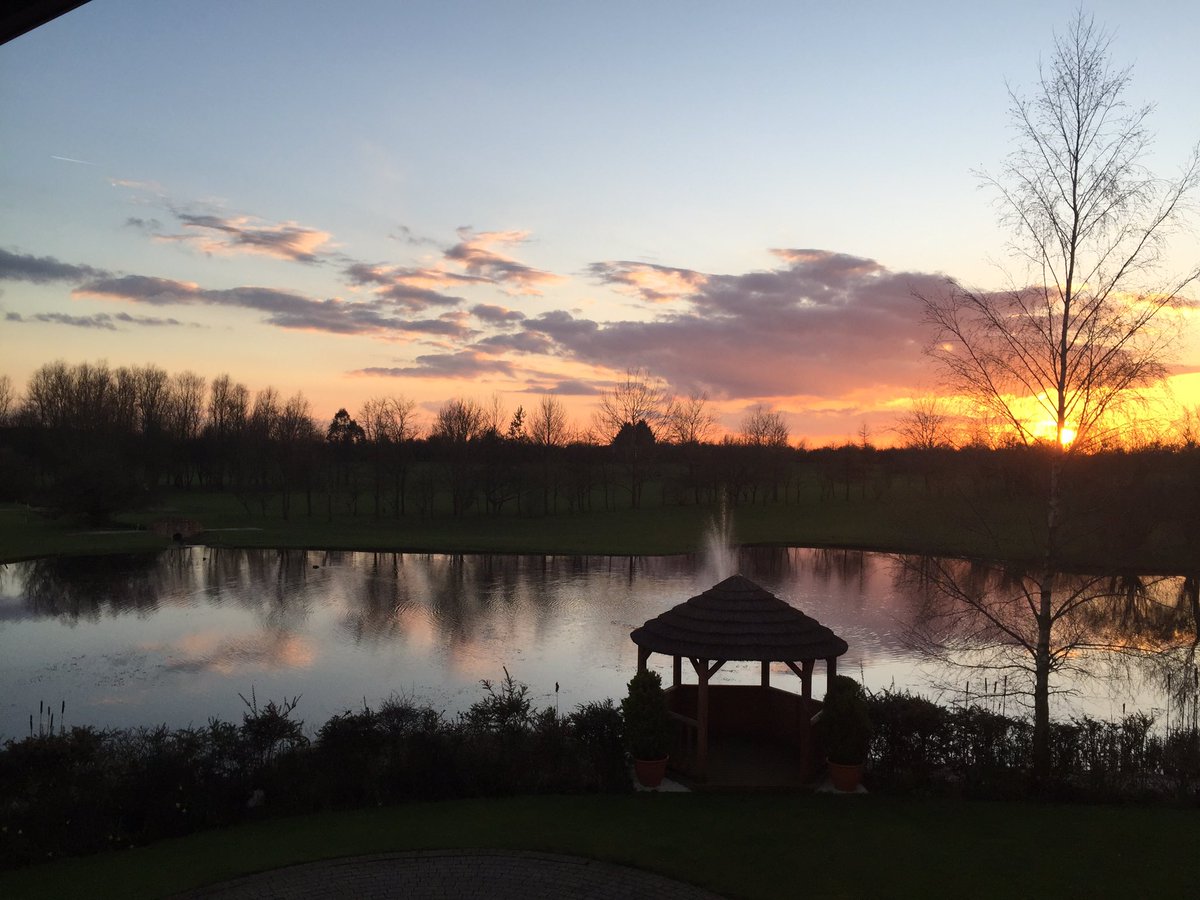 RoxieChampion's tweet photo. Perfect sunset over @WitneyLakes tonight! #golf #18thtee #sunset https://t.co/6Sg2K9kbwu