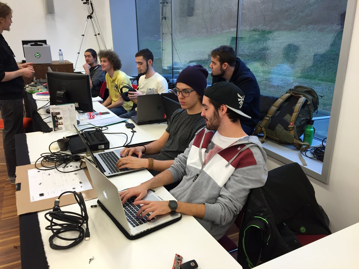 mediaCUBE's tweet image. Pizzabreak! In the meantime we thank our great streaming crew #ludecat #spreadlove