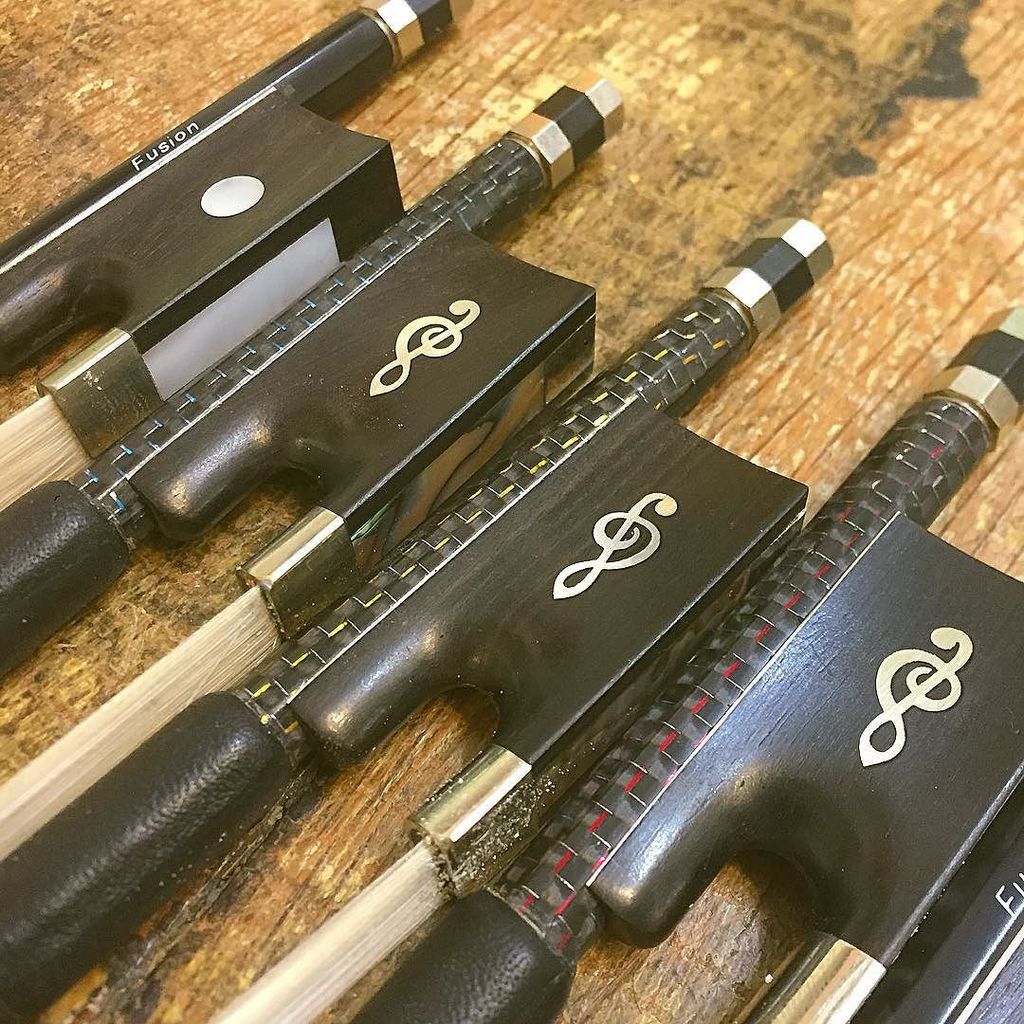 chris1fieldspar's tweet image. SkilletLickerDesigns.com ~ More Carbon Bows just added to our rack of fiddle/violin bows this morning #violin #fidd…