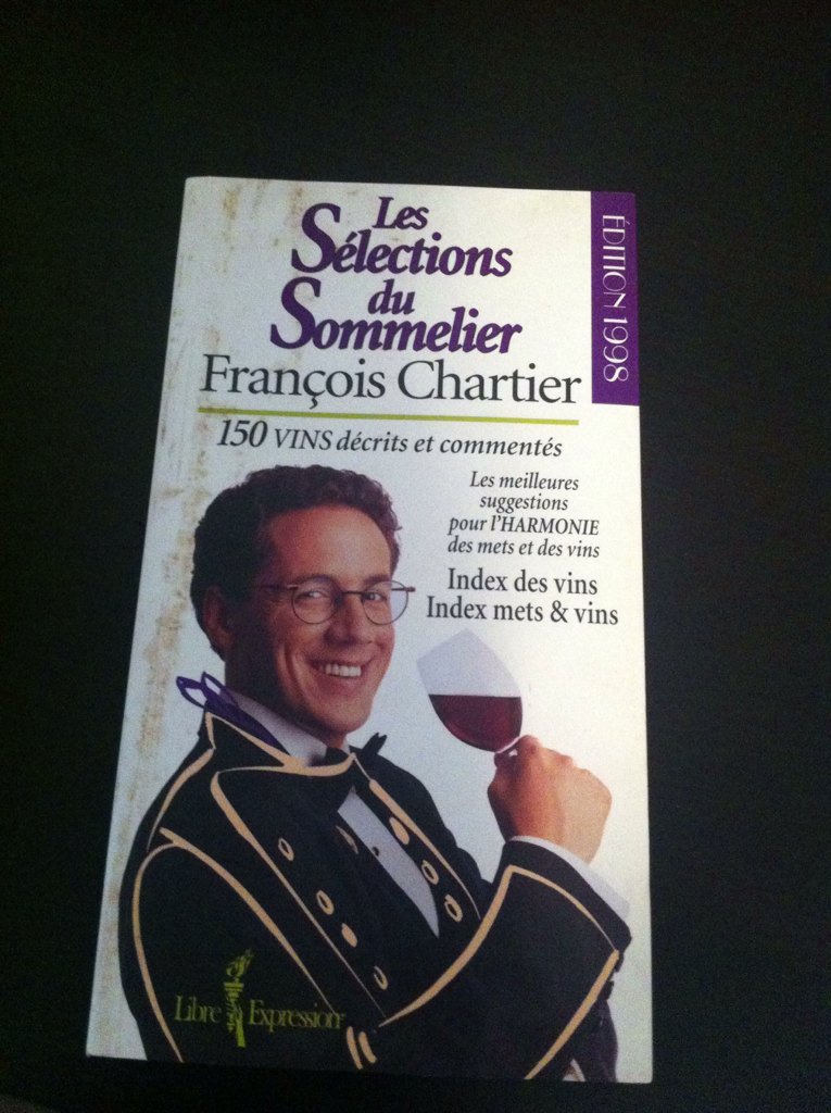 Faire du ménage dans la bibliothèque, et trouver un de mes premiers livres sur le vin!!! <a href="/papillesetM/">François Chartier</a> #1998
