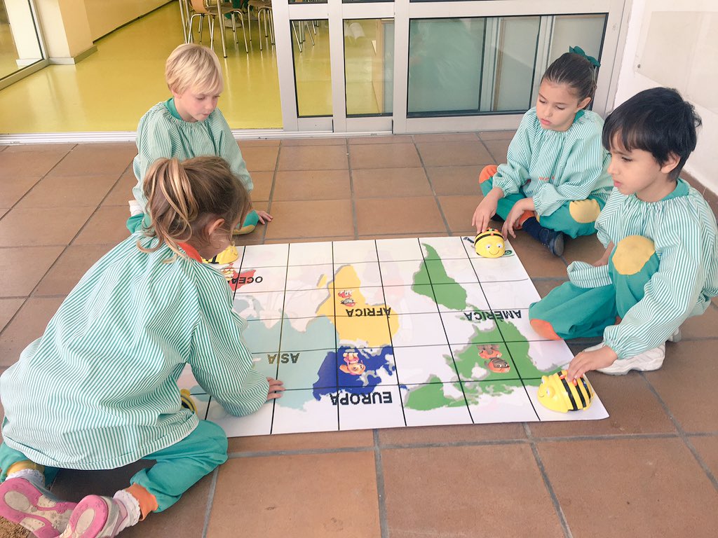 CienciaVolcanes's tweet photo. @NazaretArrecife P5 estudia los continentes con la ayuda de Bee-Bot!! https://t.co/tvG1y3J5Gg