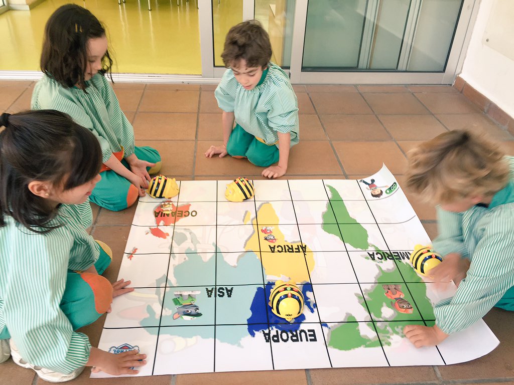 CienciaVolcanes's tweet photo. @NazaretArrecife P5 estudia los continentes con la ayuda de Bee-Bot!! https://t.co/tvG1y3J5Gg