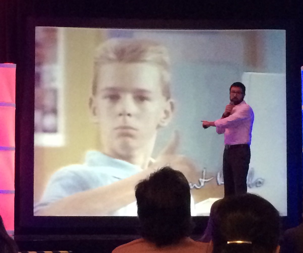 mIeD0sa's tweet photo. #CommunityManagersSummit este no es un CM @EdgarMontano https://t.co/0JHEa1twM3