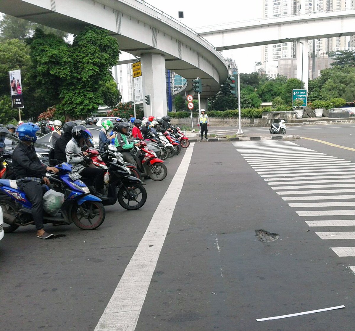 Mari patuhi peraturan utk berhenti di blkg Garis Stop. Ingat, pada garis tersebut terdapat hak penyeberang jalan.